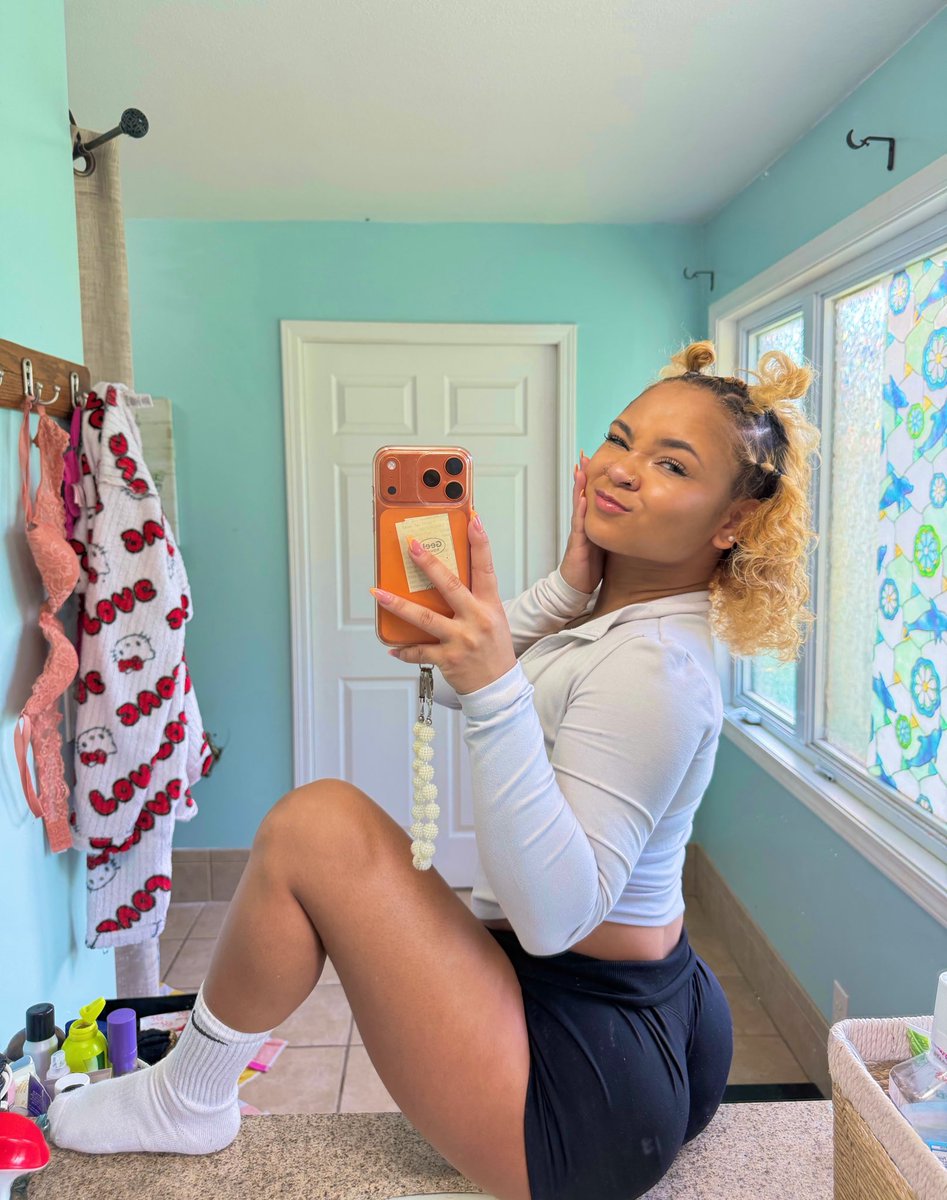 britshideawayy's tweet photo. blessing your morning 🤍��️ #lightskinpyt https://t.co/6Kqc1dXQYj