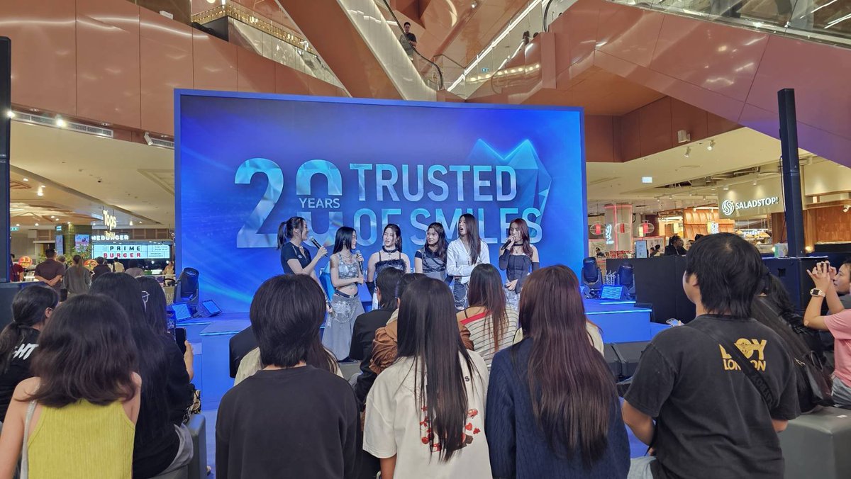 w_waan_'s tweet photo. รีแคป #MINDY_TH
งาน #TDHDentalxMINDY 

- โชว์จุกๆ 45นาที เสื้อผ้าหน้าผมทุกคนดีหมด (หลังๆมาชุดมินดี้ดีตลอดเลย ไอเลิฟ)
- โชว์จบมีรวมพลให้อีก 20นาที (งานใจดีมากให้พท.ด้านหน้า+ไมค์เด็ก ฟค.ทุกคนนั่งกันเป็นระเบียบ)
- มีสปอยล์คัมแบ็ค พรุ่งนี้มาแน่ รอดู ><
- ก่อนไป มินดี้เดินบอกลารอบๆ พร้อมร้องฮาร์ทเคส น่ารักมาก 🥺

#MINDY_TH