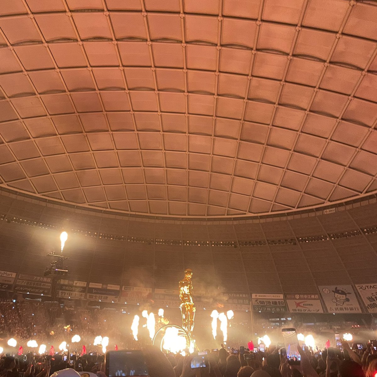 _m_rouge's tweet photo. The weekendをついに生で聴けた！！
最初に聞いてたアルバムから10年。
神々しい歌声で痺れた😭

「さいたま、東京、日本」を連呼するし、
所沢が東京から2時間もかかるのも知ってて
労ってくれるの後にも先にもいない気がする。

最高すぎた、、、 https://t.co/pTjfYjFQfo