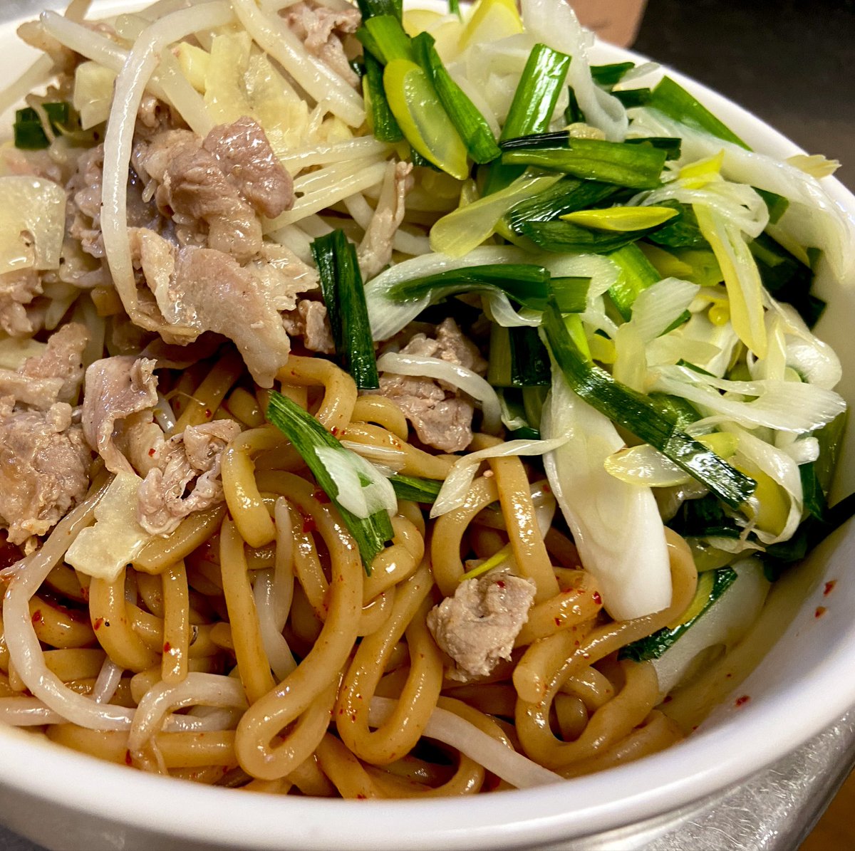 cacono's tweet photo. 気軽に作れるおうち麺模索シリーズ。
タレ(醤油みりん酒オイスターソースetc)を事前仕込み、茹でた麺に和える。ラードで揚げ焼きみたいにした肉と油を回収して、回収したフライパンで野菜炒めて載せた。
自炊で麺作ると野菜モリモリにできてよい。 https://t.co/OIQDJHuPz8