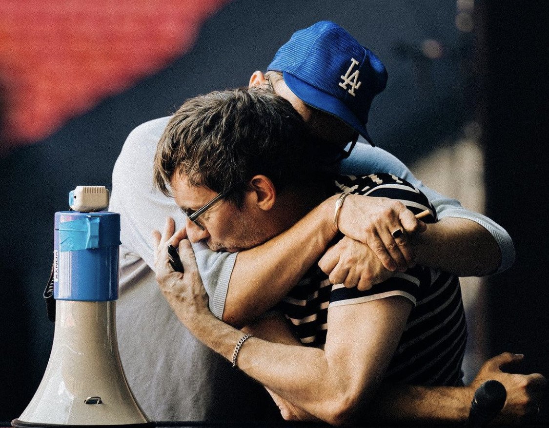 archivedamon's tweet photo. damon and graham at wembley in 2023 https://t.co/xBdrrVLxcY