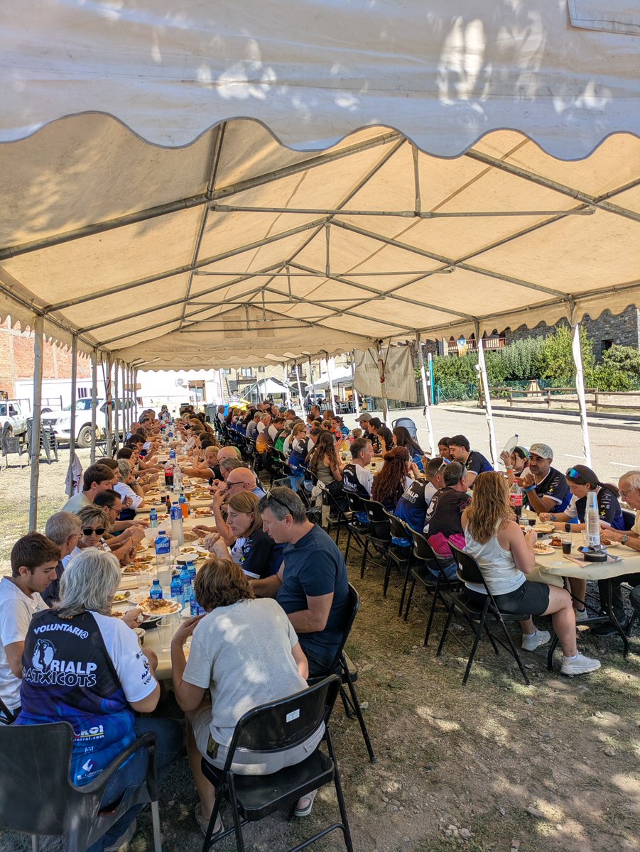 Matxicots's tweet photo. Aquesta Matxicots ja és història i ho estem celebrant com cal: amb una bona taula 🥘
Aquí teniu als altres protagonistes i que són l'ànima de la cursa igual que tots vosaltres. Sense passió ni corredors no existiria la Matxicots.
Visca la Matxicots i visca el Pallars 🥳 https://t.co/XN6J2Kvu5N