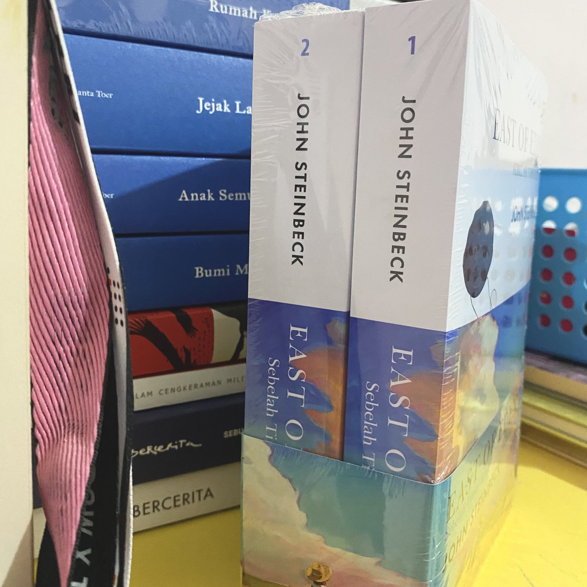 kimuyc_'s tweet photo. kalo yang ini namanya beli sendiri east of eden nya ges 🥲🥲 padahal masih banyak buku yg blm dibuka 😀 https://t.co/IZiMzXsqgO
