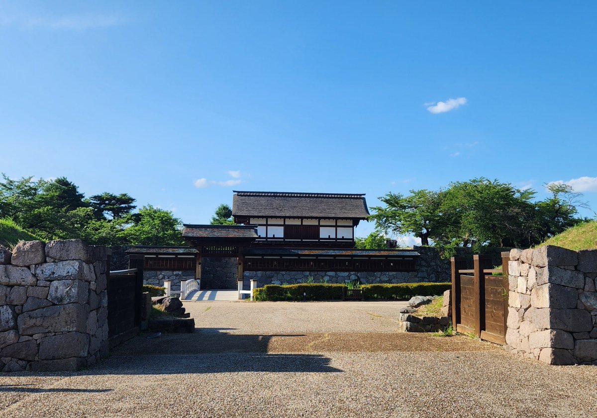 tomopachi's tweet photo. 松代城の太鼓門(大手)の枡型虎口と、北不明門(搦手)の枡型虎口。
#思わず感心する虎口をあげてください https://t.co/XLQlfFwbKO