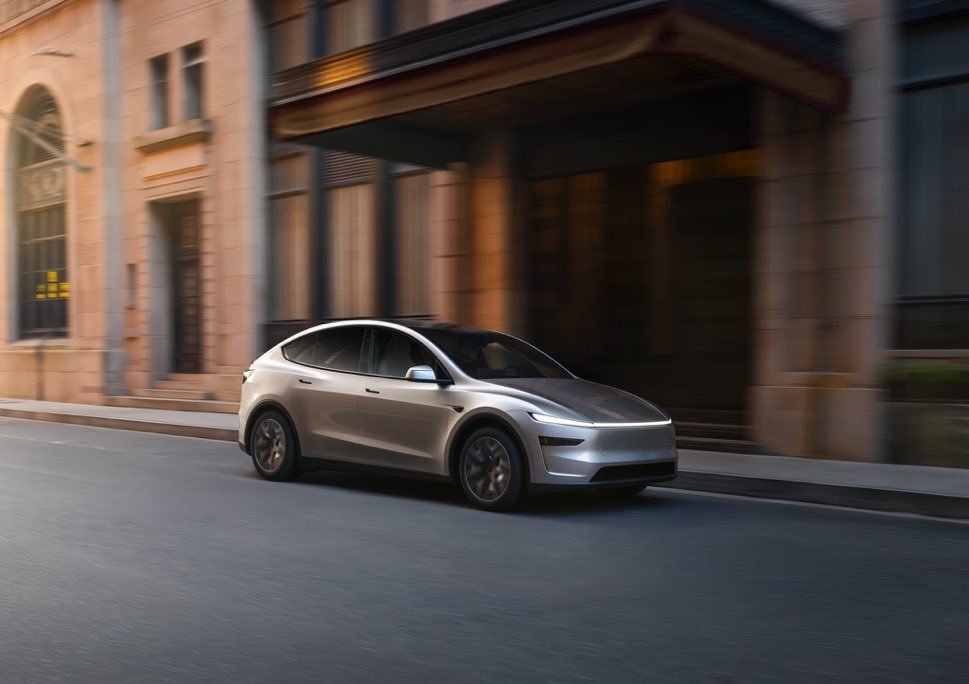 QuinnPattei8c's tweet photo. People in the U.S. are starting to get VINs assigned for their Model Y L orders. First deliveries will start within the next 2 weeks. https://t.co/pNd4FCGXsP