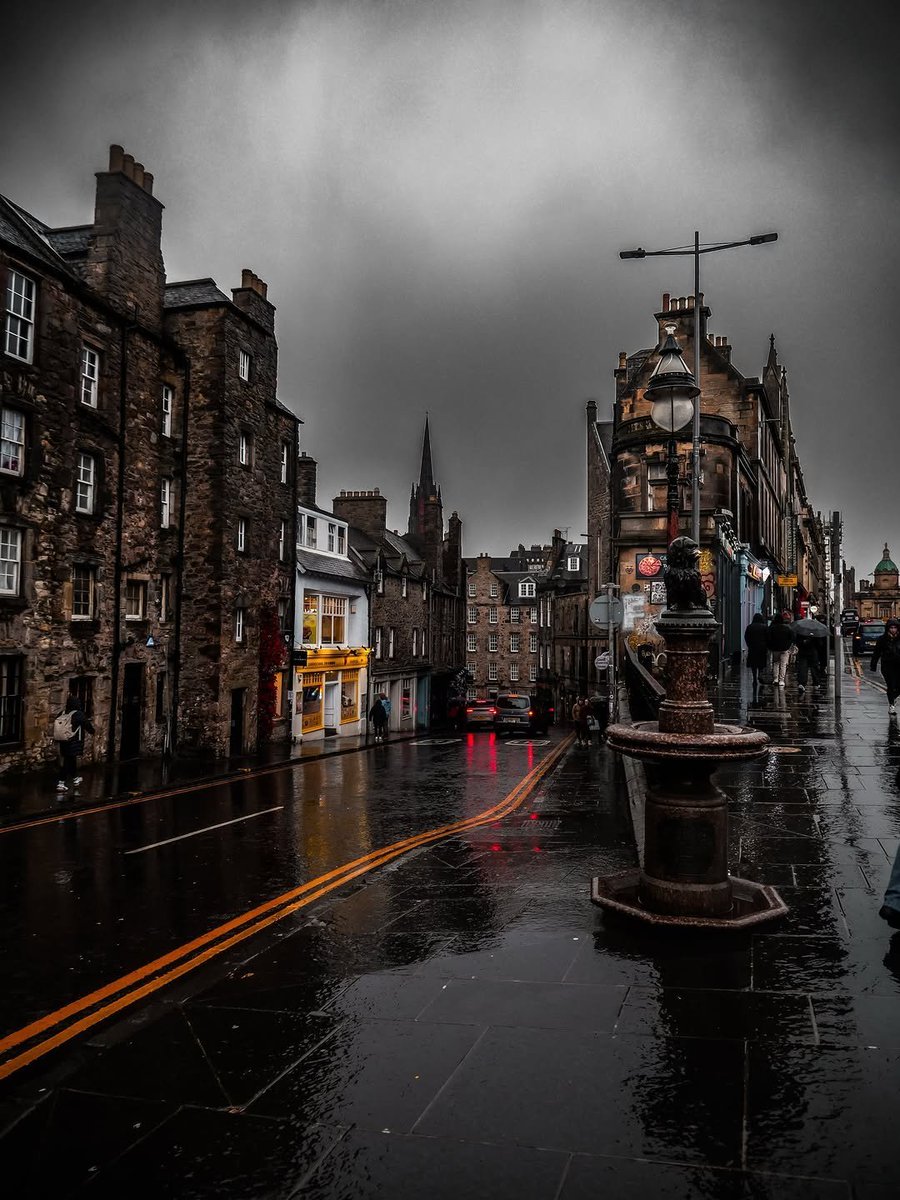 InFiniteH0riZ0n's tweet photo. misty autumn Edinburgh https://t.co/remhXpc1zp