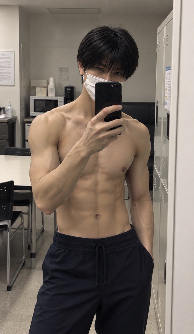 kentauratv's tweet photo. どっちが好き？

←仕事中　　　　　　　筋トレ後→ https://t.co/IF8XRnLZEk