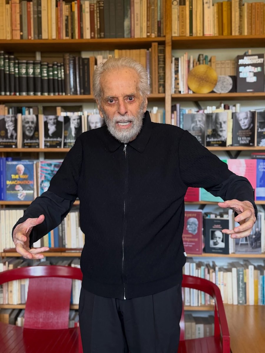 alejodorowsky's tweet photo. Hoy domingo, no es mi día de descanso, es mi día de trabajo solo para personas que desean abrir su corazón en mil pedazos, por declararse todos hermanos. 
 
1. Tiempo
sombra que sueña :
un corazón y mil animales que lo bendicen. 

2. Identidad precaria 
reflejo de lo que es
incapaz de ser.
Ay ay ay.

3. Convertida en pájaro 
mi mente se golpea 
contra los huesos del cráneo.

4. Matadero de ángeles 
este mundo de cobardes.

5. Si preguntas donde estás 
no sabes quién eres.

6. En pleno caos 
aspiras a la exactitud.

7. Olvidar para recibir

En el centro de la maraña de universos, danzas girando alrededor de ti mismo.
La división es tan falaz como la unión, no hay fisuras en lo que existe.
Todo exulta en el estallido de un instante. 
El fuego arde en la palma de tus manos.
Recibes en tu boca los milenarios ríos.
Eres una explosión blanca dentro de un ojo ciego.
Lo que hoy te parece importante devendrá olvido. 
Deja esfumarse tus retrasos carniceros.
Nada nace, nada muere, nada fue, nada será, en ti ronronea la eternidad.

…

De un adiós nace un gran Dios, 
Alejandro 
.
Photos @PascaleMJodo
