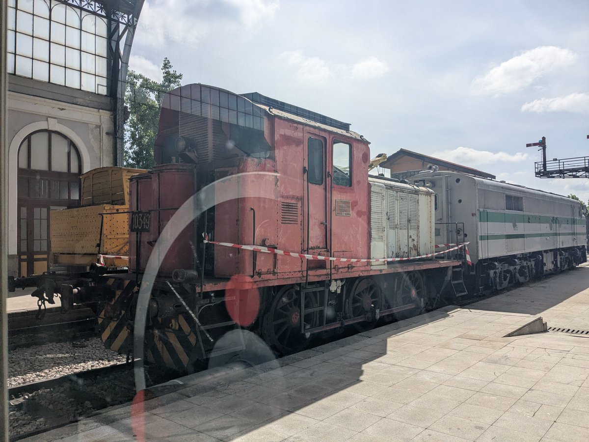 Unoscuantostre1's tweet photo. Locomotoras 10349 y la 316 "Marilyn" del @M_Ferrocarril. @Renfe @ffe_es #locomotora #ferrocarril #museo #Renfe #FFE #Madrid https://t.co/qgwBEsRhNp