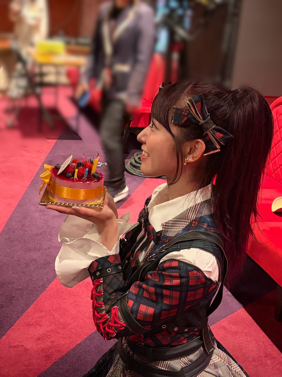 tenten_yurina's tweet photo. ずっきー改めてお誕生日おめでとう🎂
ファンの皆さんのコール本当にすごくてびっくり行天！！コール最高でした😁
後輩に見せるかっこいい先輩の姿と同期や先輩に見せる赤ちゃんずっきーが可愛くて大好き👶🏻♡
25歳はニコニコたくさんなステキな一年になりますように✨ https://t.co/8LQmaP5QBH