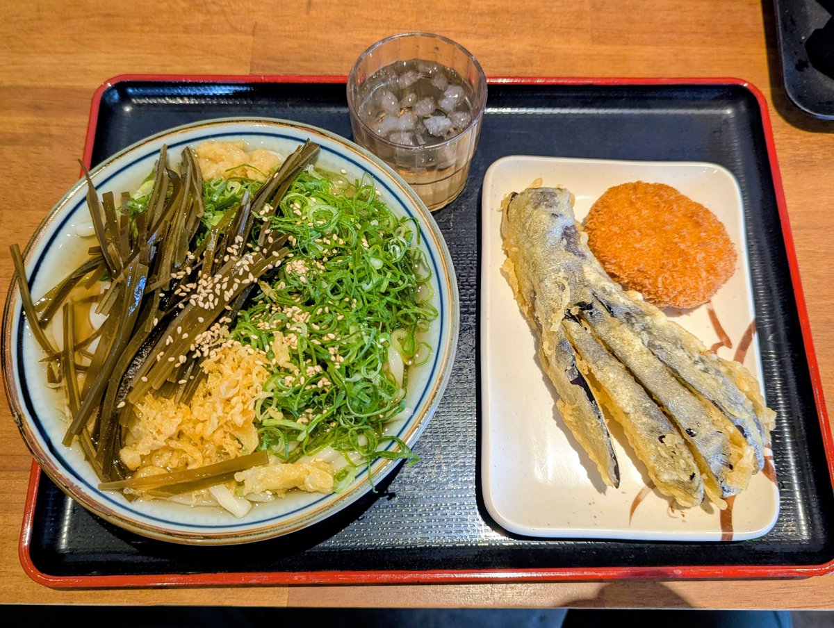 JancomTaka66's tweet photo. ⁡今日のランチ⁡
⁡お笑いフェスへ行く前の腹ごしらえ⁡
抑えめにしようと思いながら結局いつも通りのラインナップ😅⁡
⁡ごちそうさまでした😋
 #つるや製麺所  #冷かけ大  #なす天  #コロッケ https://t.co/he9D3uNnd2