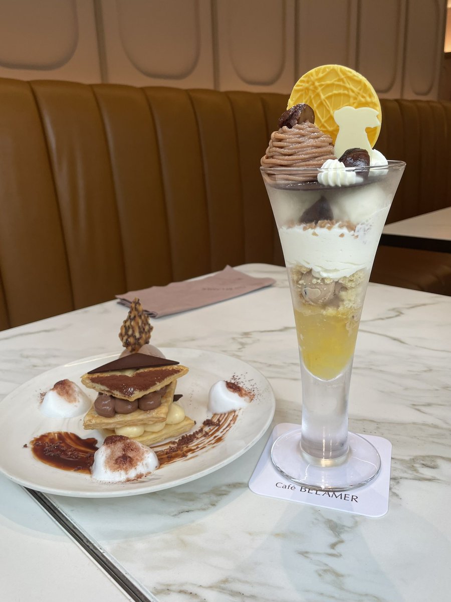 choucreamer's tweet photo. 自由が丘ベルアメールで
オータムパフェと友達のミルフィーユ ショコラ
月とウサギのチョコが可愛いお月見パフェ🐇
モンブランクリームとチョコなど重めの中に柚子ソースが出てきて最後は爽やかに頂けました、美味しかった！ https://t.co/YOjasgMK9d