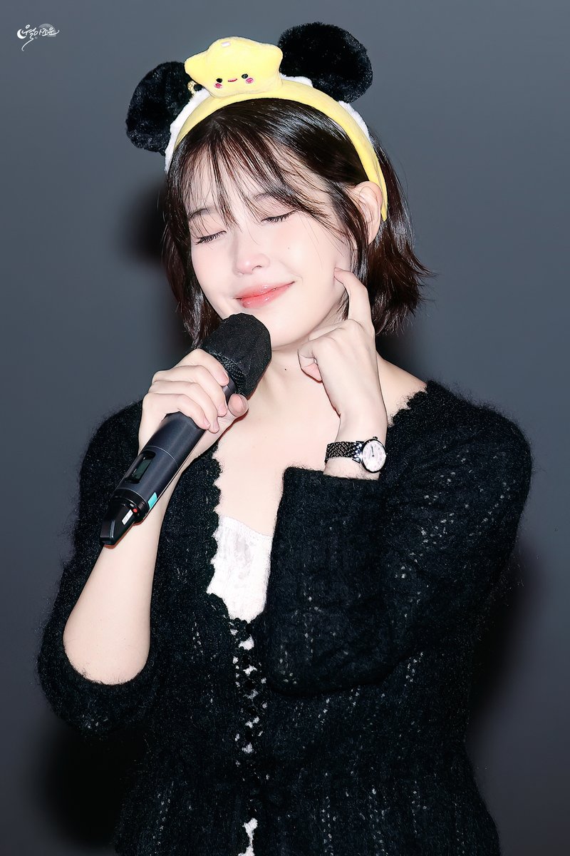 dnjfdkwhdns's tweet photo. 260920 <IU CONCERT : The Golden Hour> 무대인사 https://t.co/Lb24Tid9GO