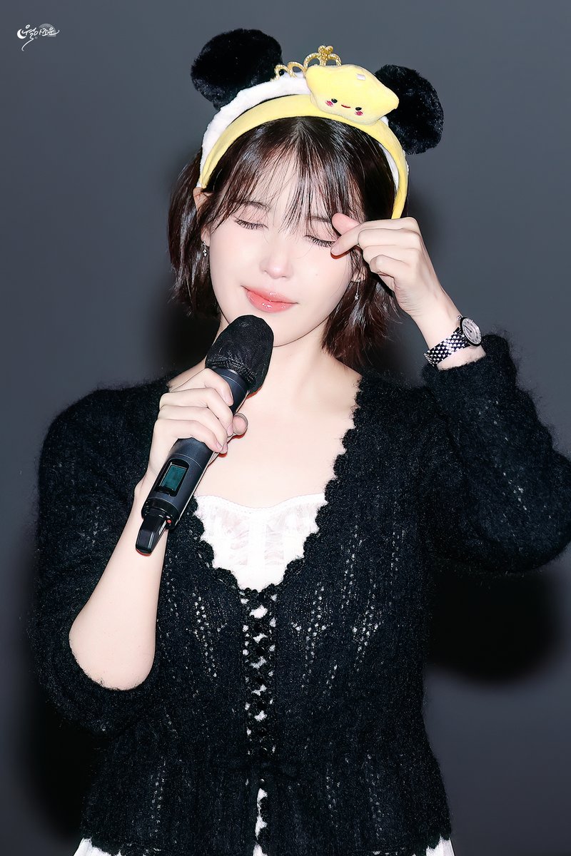 dnjfdkwhdns's tweet photo. 260920 <IU CONCERT : The Golden Hour> 무대인사 https://t.co/Lb24Tid9GO