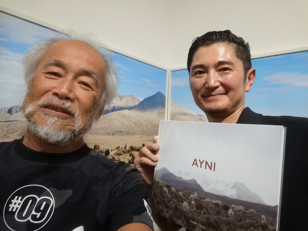 toshi_hrkw's tweet photo. ２０２６年９月１２日(土)

写真展「AYNI｜コノホシノアイニツイテ」 トークショー

に行き岡田祐介さんと奥さまとの軽妙なトークショーを楽しんで来ました😀

写真集にサインもいただきました👍

ほ〜り〜だとこの奥さまは楽しそうで優しそうで恐そうと思いました🤣
たぶんお二人で写真をやりながら奥さまが結構プロデュースして綿密に作り上げてるなと感じました🙄

まあ、やっぱ結婚はよそうかな（笑）
もっとも今更結婚でもありませんが🙃

#写真展ＡＹＮＩコノホシノアイニツイテトークショー #ＡＹＮＩコノホシノアイニツイテ #トークショー #恵比寿弘重ギャラリー #ＡＲＴＣＵＢＥＥＢＩＳ