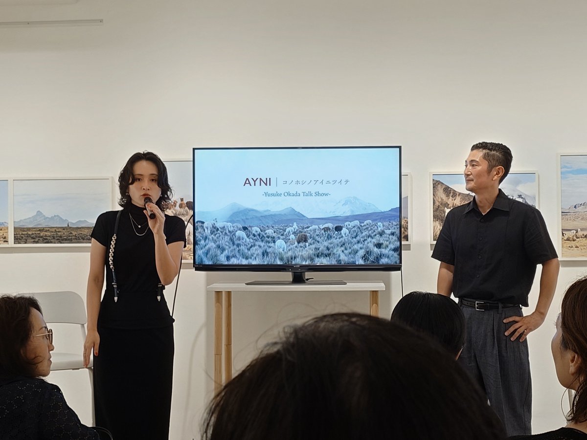 toshi_hrkw's tweet photo. ２０２６年９月１２日(土)

写真展「AYNI｜コノホシノアイニツイテ」 トークショー

に行き岡田祐介さんと奥さまとの軽妙なトークショーを楽しんで来ました😀

写真集にサインもいただきました👍

ほ〜り〜だとこの奥さまは楽しそうで優しそうで恐そうと思いました🤣
たぶんお二人で写真をやりながら奥さまが結構プロデュースして綿密に作り上げてるなと感じました🙄

まあ、やっぱ結婚はよそうかな（笑）
もっとも今更結婚でもありませんが🙃

#写真展ＡＹＮＩコノホシノアイニツイテトークショー #ＡＹＮＩコノホシノアイニツイテ #トークショー #恵比寿弘重ギャラリー #ＡＲＴＣＵＢＥＥＢＩＳ