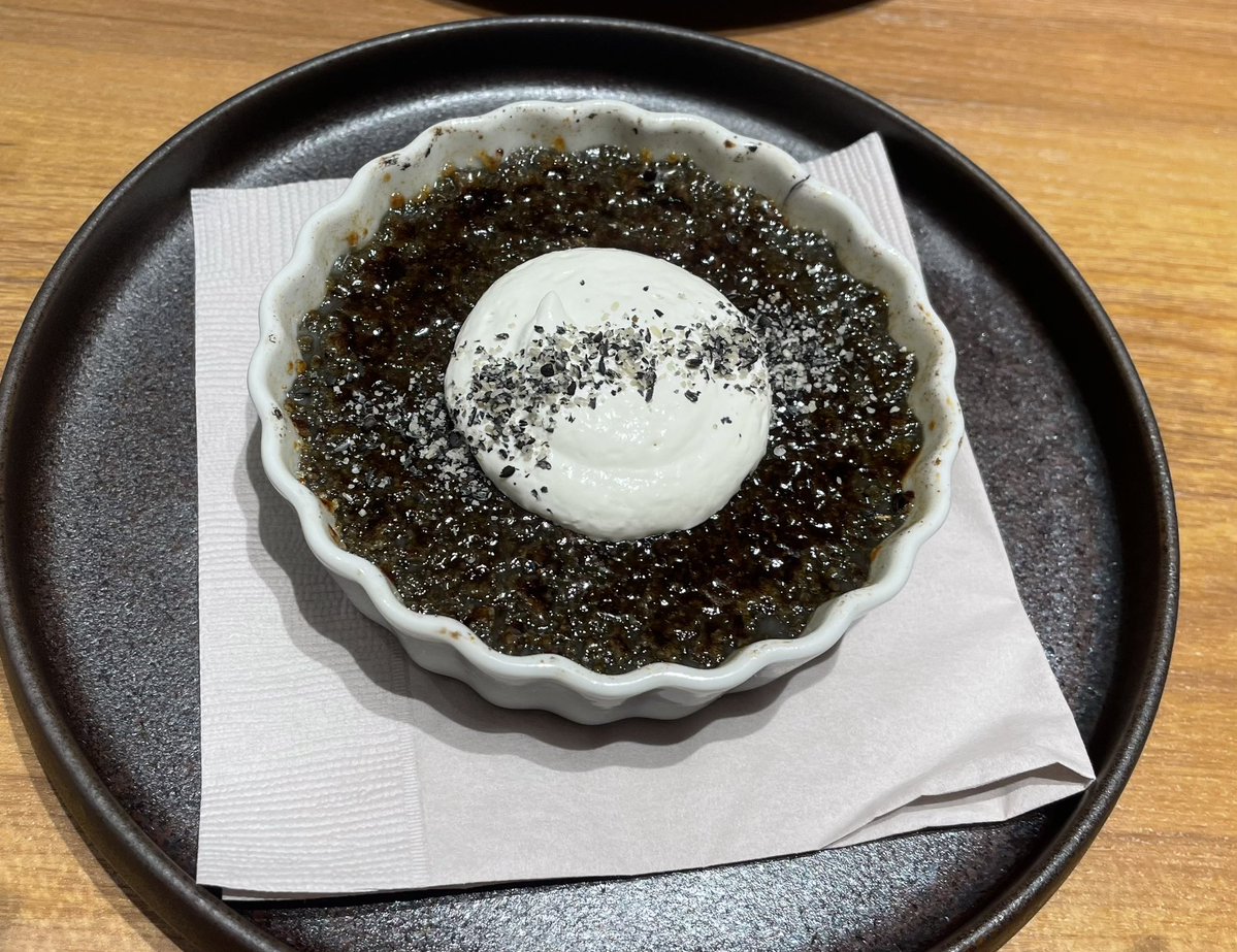choucreamer's tweet photo. 同じく自由が丘のgoma toで
黒ごまブリュレとお友達の黒ごまモンブラン
かどやのごま油のカフェで、店内入るとごま油の香りが
黒ごまたっぷりでキャラメリゼザクザクで美味しかった！ https://t.co/6lGbUxYmIu