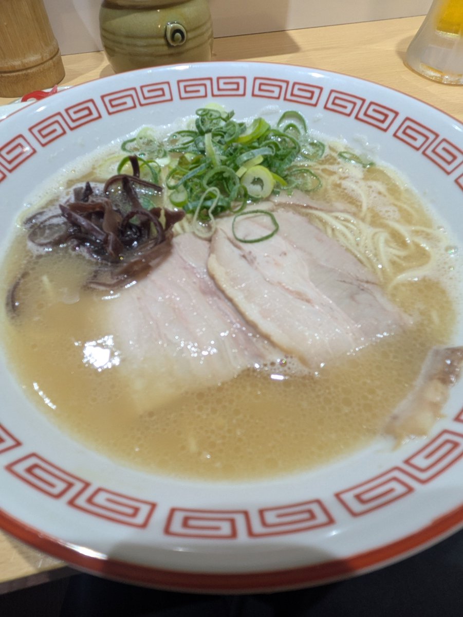 saki1903's tweet photo. 金沢で豚骨ラーメン！

おっ、美味しい♪

ふふふ

#でぶちゃん #べすとん #金沢 https://t.co/VfK90aBRy0