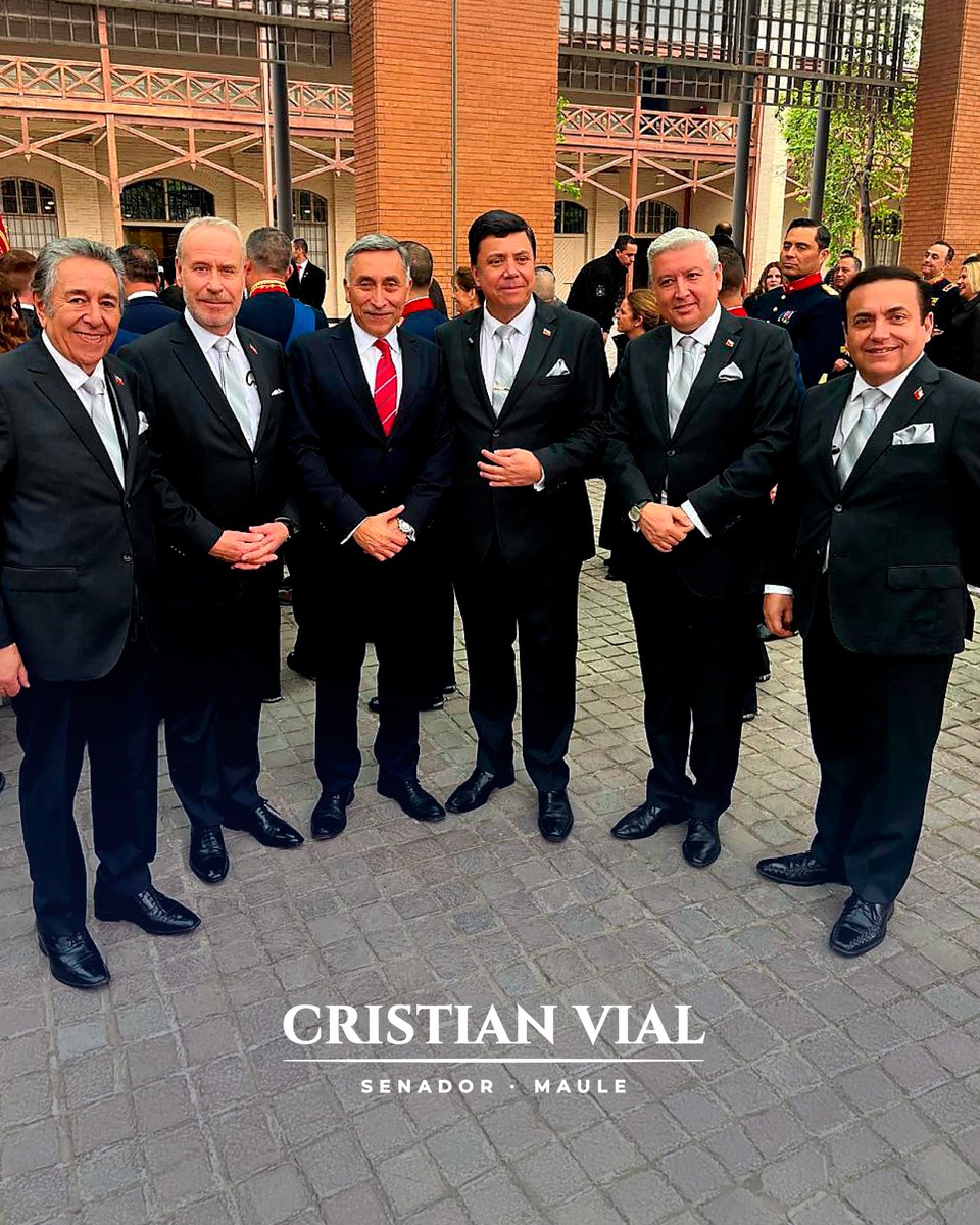 CristianVialM's tweet photo. 🇨🇱 Un gran honor y alegría haberme encontrado con Los Cuatro Cuartos en una nueva versión de la Parada Militar.

Qué mejor compañía para celebrar a nuestras Glorias del Ejércitos que con quienes han puesto nuestra identidad en lo más alto por generaciones.

Nuestras tradiciones, nuestra música y el amor por Chile se sienten con más fuerza en estas Fiestas Patrias.
 
​¡Que viva Chile y nuestras hermosas tradiciones!

​#ParadaMilitar2026 #FiestasPatrias  #Chile