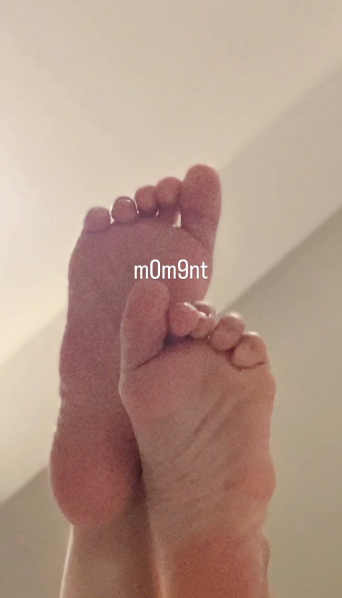 m0m9nt's tweet photo. 今天頻道更新被踩（？）視角的影片🤣
不知道為什麼感覺有點好笑😗

#足控 #腳控 #腿控 https://t.co/eQIQ1Tyr2Z