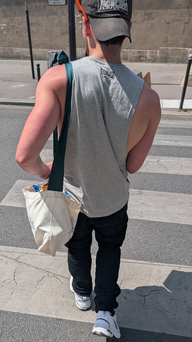ManonDeParis15's tweet photo. Pendant mes courses, cet homme a accepté de prendre en charge mes achats ����️… J’imagine que certains signes ne trompent pas : aurait-il déjà l’âme d’un soumis ? 👑🖤 https://t.co/8elVG49gWo