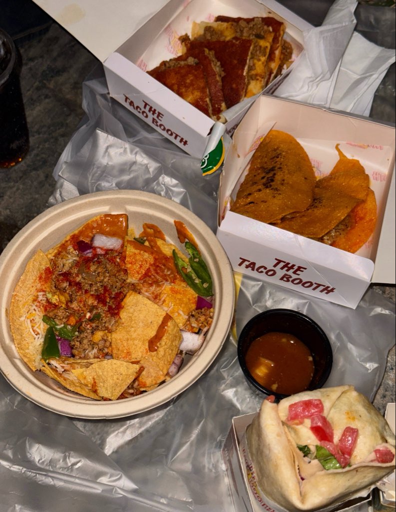 foodshimi's tweet photo. 📍더타코부스 서울종각역점

날씨가 좋아서 매장 야장도 있더라구요! 근데 저희는 포장해와서 청계천 물멍 때리면서 먹었습니다 후후 포크라구 퀘사디아 진짜 맛있어요....🫰 https://t.co/WjDosPrsij