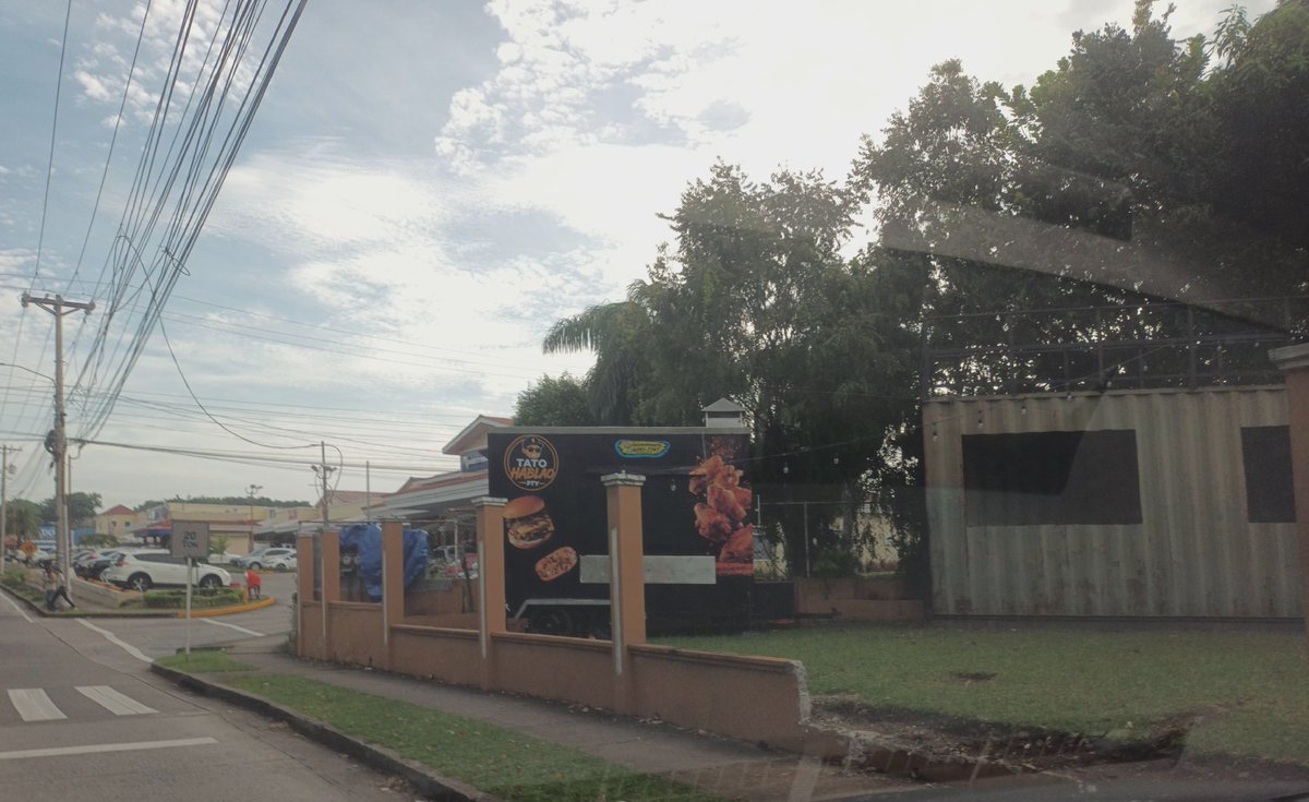 estefano6669's tweet photo. @ENSApanama @vecinosdebrisas @BrisasdelGolf @JCRufinalfaro En calle 23 han instalado estos foodtrucks y conectado al sistema eléctrico asi como si nada. Autoridades esto actividad afectará la convivencia,  emanara humos que afectara a  adultos mayores. Atende https://t.co/SHw2m57BxC