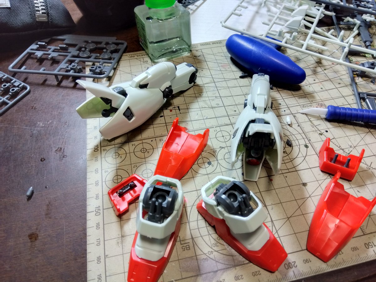 jAQXHaY38s15710's tweet photo. ガンプラMGを制作して、MGガンダムGP01fbです。組立作業に両脚を完成しました。胴体部分を制作します。
#ガンプラ制作
#マスターグレード
#GP01fb https://t.co/Amc3NzCmXo