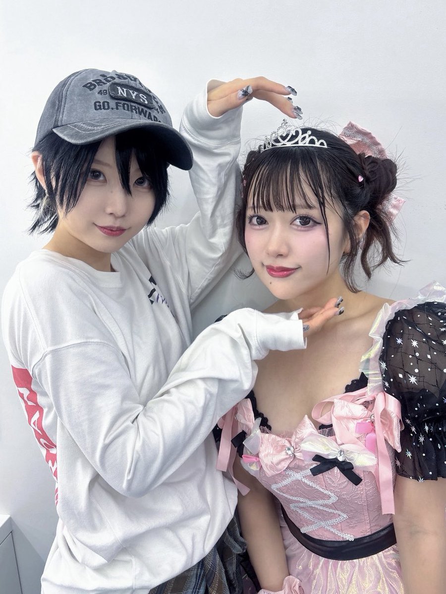 _xOzebraOx_'s tweet photo. 夜のきょんちゃん生誕祭❤️ありがとうございました！
今年はかつらを被って男装したヨ〜〜コントではオーラ見える系キャラだったけどちょっとチャラすぎたかも💧
きょんちゃんお誕生日おめでとう🎉
これからも1番先輩として頼らせていただく🙂‍↕️ https://t.co/s0lRU38npv