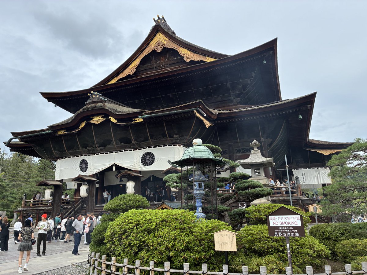 kaoru_crz's tweet photo. きたく　後泊して善光寺行って来ました
戒壇巡りは完全な暗闇で怖かったです
距離感掴めず前の人の背中何度も叩いてしまいました
男性でよかった！ https://t.co/jydGGyosAP