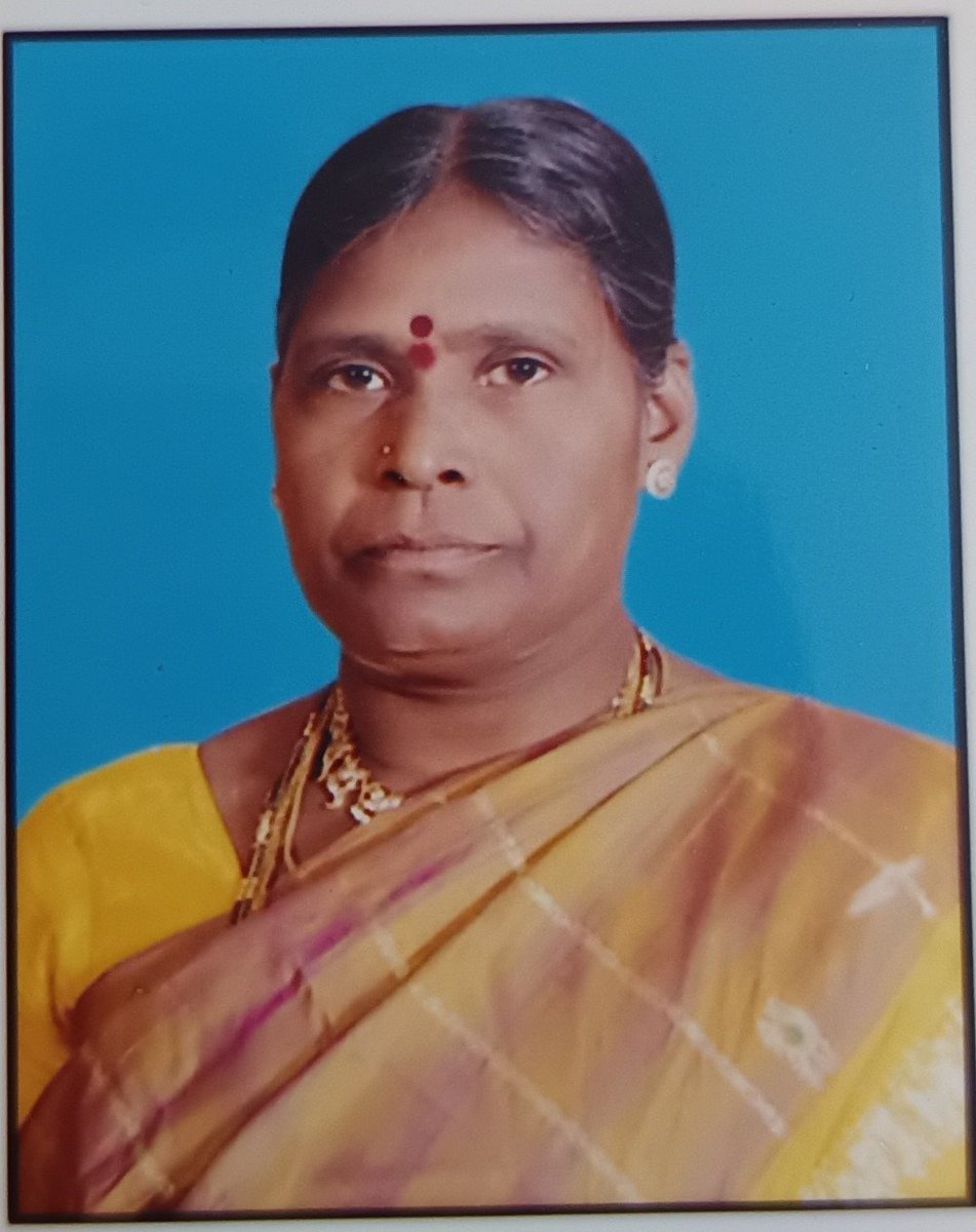 SajjanarVC_IPS's tweet photo. బ్రెయిన్ డెడ్ అయిన కామారెడ్డికి చెందిన టెక్కీ కుడిక్యాల వినయ్ (26), యాదాద్రి భువనగిరి జిల్లాకు చెందిన పద్మ ఆండాలు (60) అవయవ దానంతో ఎనిమిది.మందికి  పునర్జన్మను ప్రసాదించారు.

తీవ్ర విషాదంలోనూ వారి కుటుంబ సభ్యులు ముందుకు వచ్చి చేసిన ఈ అవయవ దానం ఎంతో గొప్పది. 
 
ఆపదలో ఉన్నవారికి ప్రాణదానం చేసి ఆదర్శంగా నిలిచిన ఆ రెండు కుటుంబాల నిర్ణయానికి సెల్యూట్. 

మరణం తర్వాత కూడా మరొకరి రూపంలో నిరంతరం జీవించే మహత్తర అవకాశాన్ని కల్పిస్తూ, చీకటి నిండిన ఎన్నో కుటుంబాల్లో మళ్లీ వెలుగులు నింపే దివ్యమైన సంకల్పమే అవయవదానం.