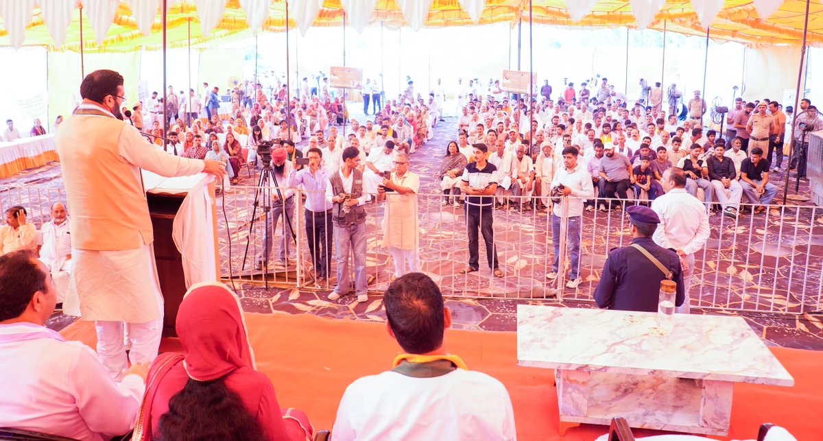 NayabSainiBJP's tweet photo. गाँव बरगट जट्टान (लाडवा) में मिले आत्मीय स्वागत, स्नेह और अपनत्व से मन अभिभूत हुआ। ग्रामीणों का यह विश्वास और आशीर्वाद सदैव सेवा के लिए प्रेरित करता है।

इस अवसर पर ग्रामीणों के बीच बैठकर उनके सुख-दुःख और स्थानीय समस्याओं को करीब से जाना। आमजन की चिंताओं के समाधान को प्राथमिकता देते हुए संबंधित अधिकारियों को आवश्यक दिशा-निर्देश दिए।