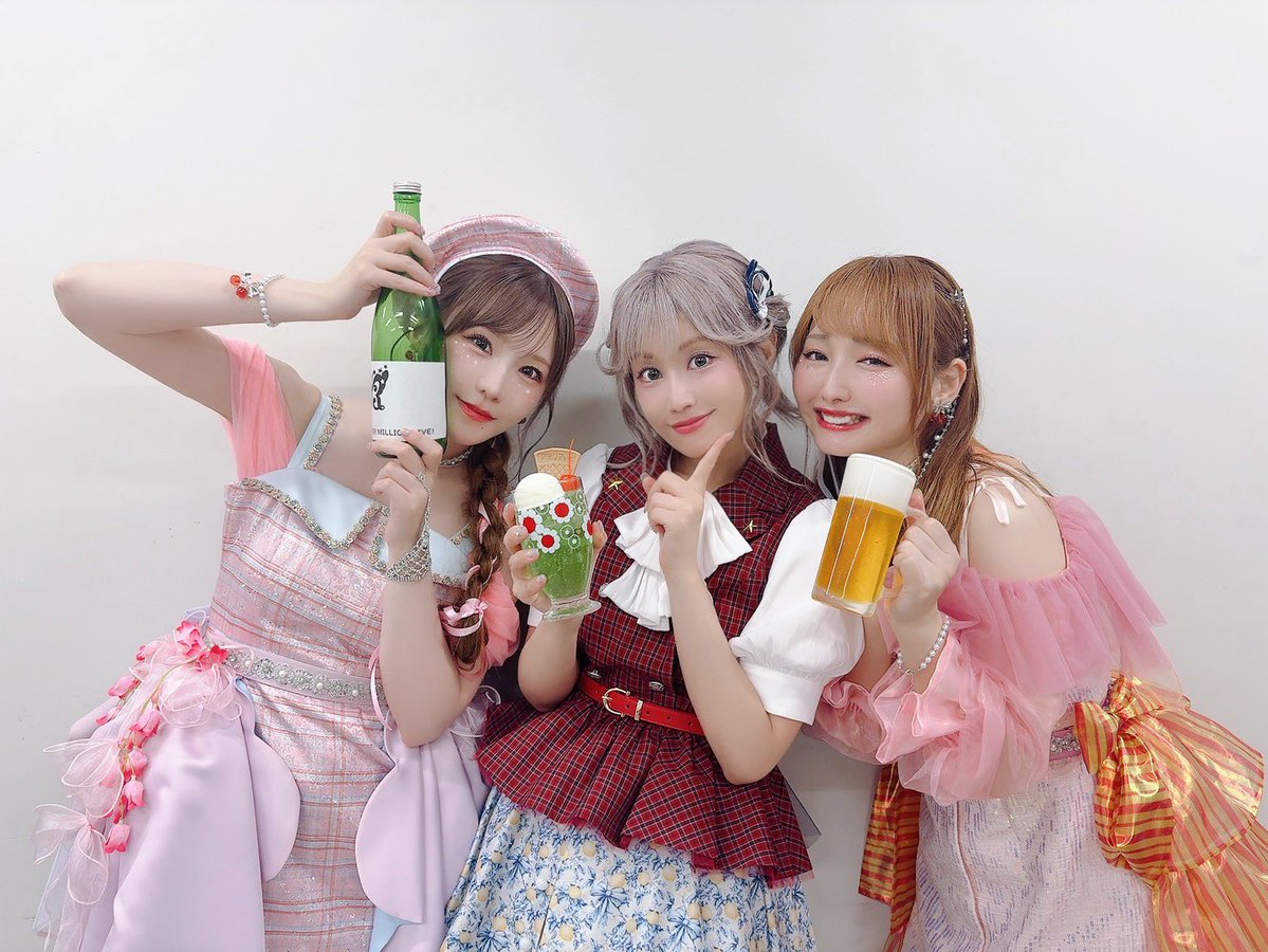 US_of_Aberika's tweet photo. このみさんと莉緒ねぇ🍒🥂
2人のために頑張れる最高のバースデーガールになれました😭✨
大好きな仲間たちと過ごす特別な誕生日LIVE絶対に忘れませんｯｯ🎂🫶🏻
お祝いしてくださった皆々さまも本当にありがとうございます(𝐁𝐢𝐠 𝐋𝐨𝐯𝐞💋)
#ミリオン14th
#ミリオン14th_day2
#真壁瑞希 役あべりか🩵 https://t.co/UTdkzB72zr