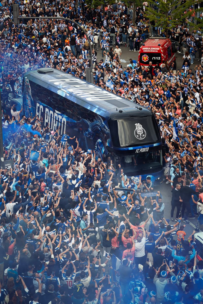 FCPorto's tweet photo. O Clássico começa na Alameda. 💙
Todos juntos para receber a nossa equipa! Até já, Dragões! 🐉 https://t.co/Vlb3Bpb1WM