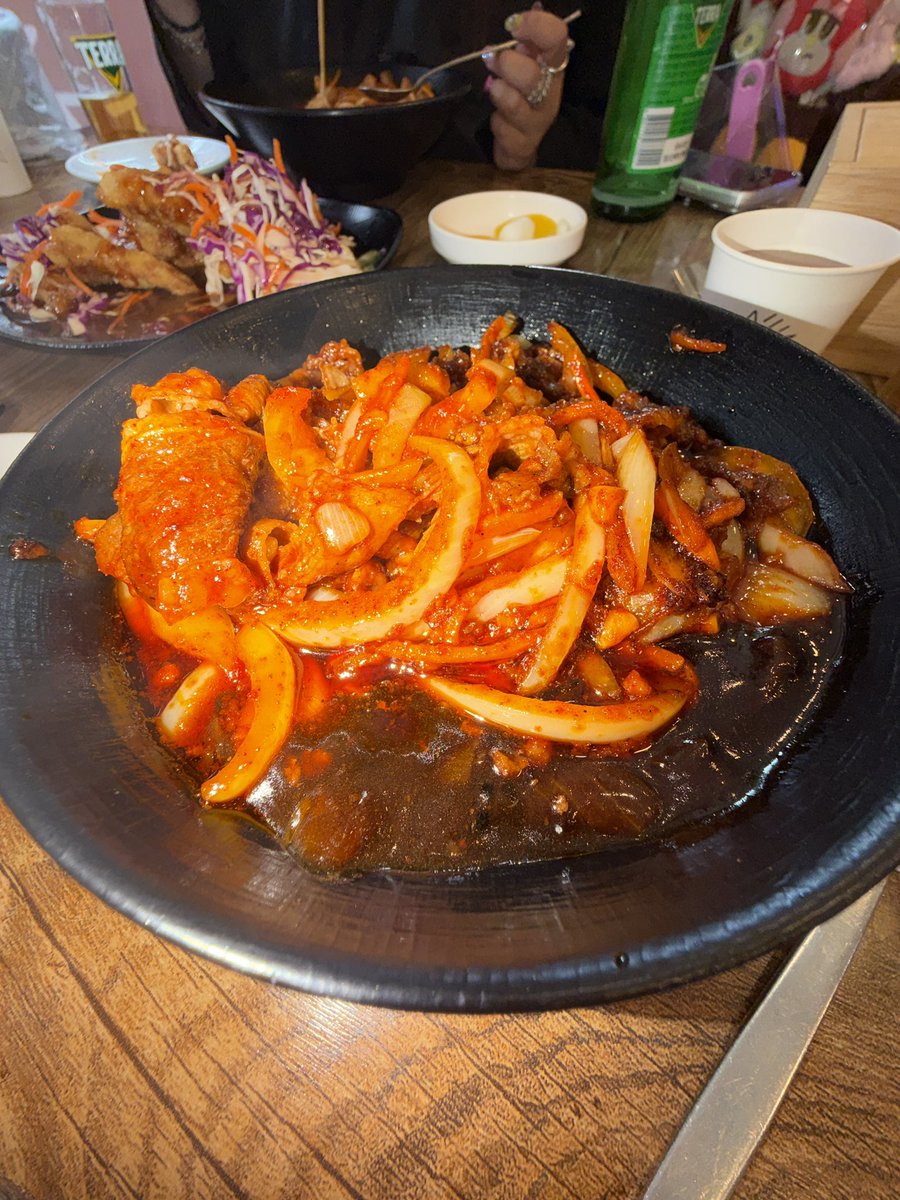 1121_chz's tweet photo. 📍동방명주(부산 수영구 남천바다로 31)

부산왔다가 동방명주 간 썰 푼다 
0.5배 이게 내 감성이니까 무시하지마라
배고파서 허겁지겁 먹었는데 아, 맛나다 
볶음짜장은 치킨양념같은 달달한 볶음면 맛
탕수육도 바삭바삭했다
음식 나오기 전 예절샷 찍었다. 이건 사랑이니까

#제가먹었어요 https://t.co/ObbhKPSDos