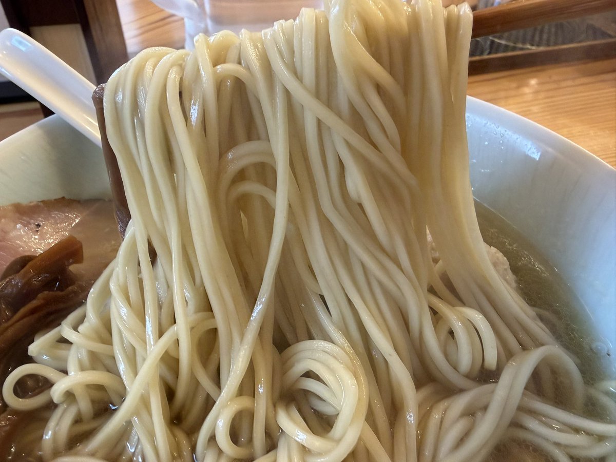 jasilupo's tweet photo. 塩そば 時空
特製塩そば

初訪問
動物系不使用のスープらしくて、塩味がそんなに強いわけじゃないけど魚介系の旨味をじんわり感じる優しい深みのあるスープでめちゃ美味い！
つみれ、チャーシュー、メンマも美味かった！

今年159杯目のラーメン https://t.co/WQLAGjmYtb
