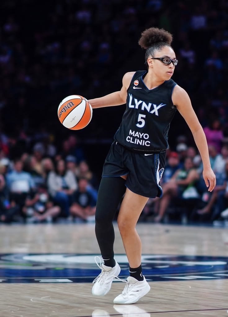 Kevro_sports's tweet photo. ⚫ KEVRO | PICK DEL DÍA 🏀🔥

🎯 OLIVIA MILES — OVER 19.5 PUNTOS

Nos metemos con Olivia Miles +19.5 PTS vs. Connecticut Sun.

🔎 ¿Por qué nos gusta?

▪️ Miles tiene un papel importante en la creación ofensiva y puede generar puntos tanto con su tiro como atacando el aro.
▪️ El matchup ante Connecticut nos interesa por el volumen de posesiones y oportunidades que puede encontrar una jugadora con balón en las manos.
▪️ La línea de 19.5 nos pide 20 puntos, un umbral que consideramos alcanzable si mantiene su volumen habitual.
▪️ En KEVRO priorizamos uso ofensivo + matchup + contexto + precio, no simplemente el nombre de la jugadora.

📈 CONFIANZA KEVRO: 7.5/10

🎯 PICK: Olivia Miles OVER 19.5 PTS

⚫ KEVRO — BUSCANDO VALOR, NO POPULARIDAD.

#KEVRO #WNBA #OliviaMiles #ConnecticutSun #WNBApicks #BasketballPicks #PicksDelDia #ApuestasDeportivas #SportsBetting