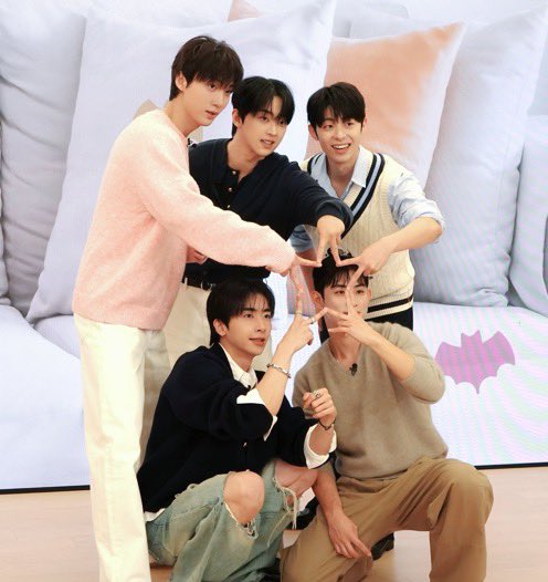 czz_i77's tweet photo. 어제 거뱀어 1주년이엇어서 오늘 거뱀어 정주행 했는데 역시 내 최애 벨드 중에 하나임.. 거뱀어 안하신분들 뭐하세여 거뱀어 빨리 하세요. https://t.co/o4TqloWGWy