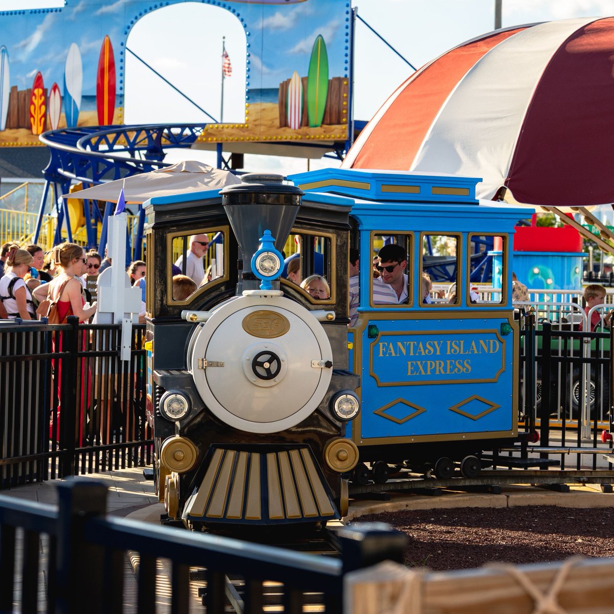 _FantasyIsland_'s tweet photo. 🚂 Next stop: unlimited fun! $25 Unlimited Rides Wristbands are available today (Sunday, Sept. 20) from 1pm-7pm.  Wristbands are available for purchase at Guest Services. https://t.co/jKUIkBlOdh