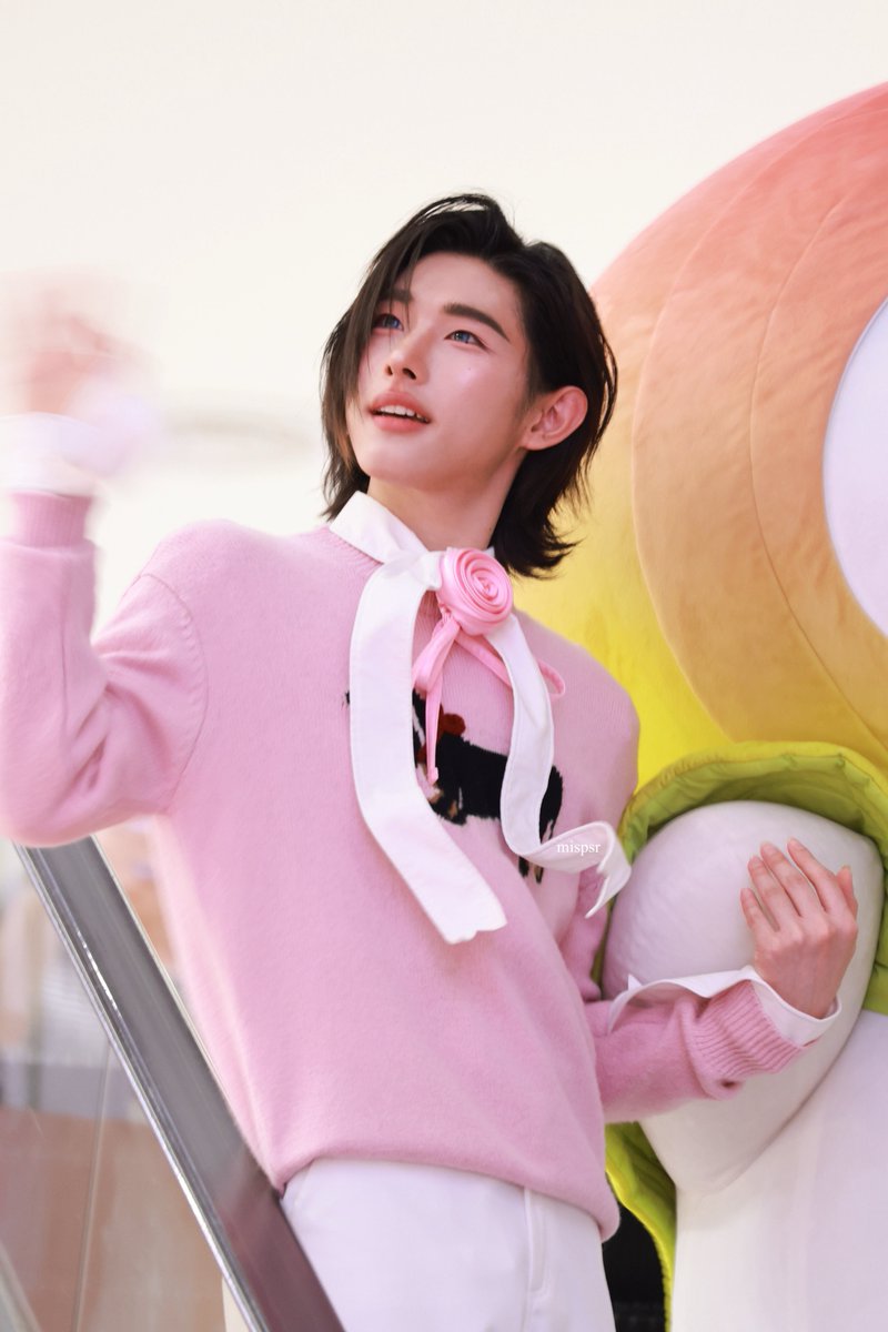 AcervoTrainees's tweet photo. Tenho certeza que o Teddy é a nossa barbie tailandesa, que perfeição

TEDDY RAINY AT CENTRAL BANGNA
#CentralBangnaxTeddy #CentralBangnaxRainy
#NewCentralBangna #CentralPattana #CentralBangna
#RainyTF 
#teddyyy https://t.co/poQE1yb3J4
