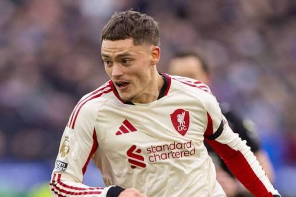 NgumohaRio_LFC's tweet photo. People blaming Wirtz clearly aren't watching the actual game. 

He can't create magic if the midfield can't even get the ball to his feet. 

He’s constantly making runs and finding spaces, but the service has been nonexistent. 

Blame the build-up, not the playmaker. 🧠 https://t.co/9vIeg7waZX