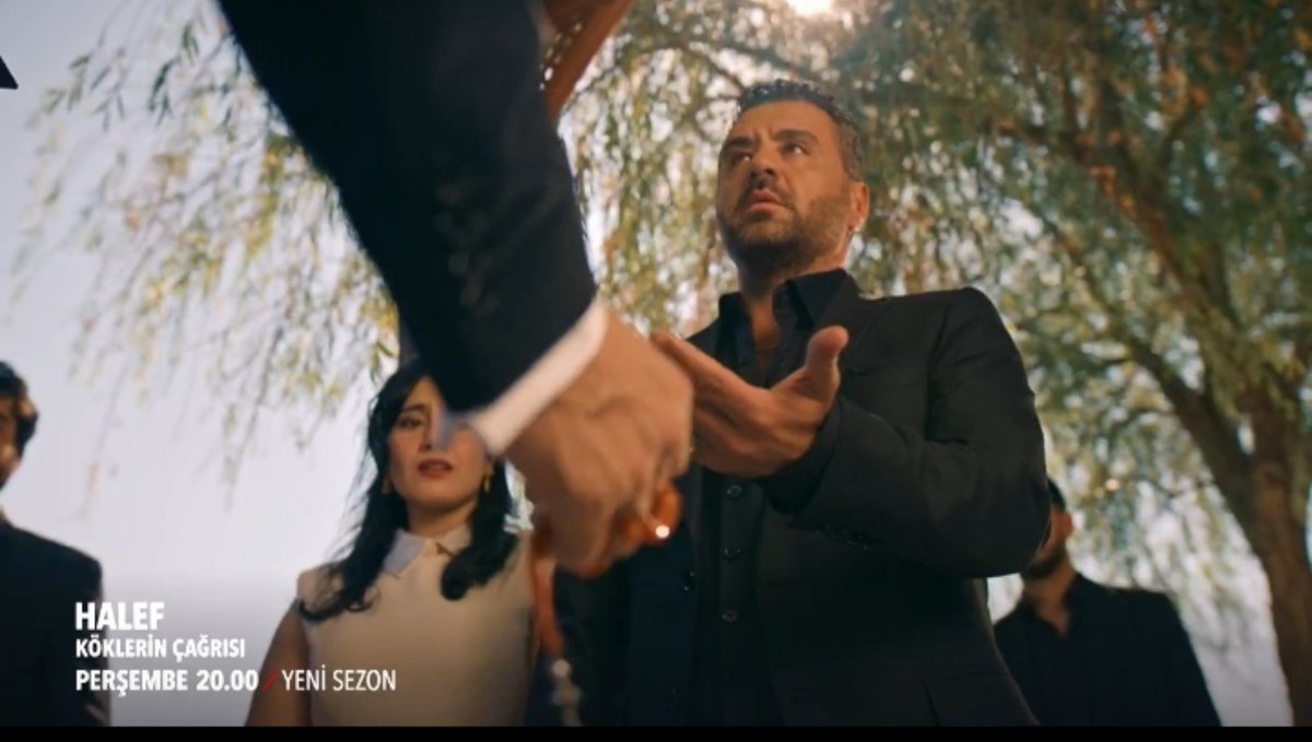 seyferaf's tweet photo. Ohaaaaaaaaaaaaa bu ne 😭😭
هاتو الحلقة سرحات تخلى عن الآغوية لعاكف وترك القصر مشان يلاقي يلديز😭💔
يلديز موجهة السلاح على سرحات (يمكن القفلة) شو صار 😭
الشخصية الجديدة بقصر زيان
البيبي مات؟💃🏼
#halefkökleriniÇağrisi #yilser https://t.co/ow5cLkJQRa