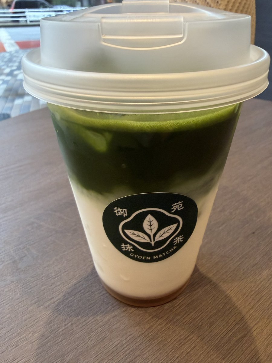 EVOL_syoga's tweet photo. 抹茶御苑
八女抹茶ラテ
先月オープンしたばかりのお店。注文してから抹茶をたててくれるタイプ。甘さは0%、50%、100%と調整できる。今回は通常と書いてあった100%で。
抹茶がちゃんと苦めだから、甘さ100%でも全然甘すぎず、ちょうどいい。今度は宇治抹茶飲んでみたい。 https://t.co/siQSmySkXY