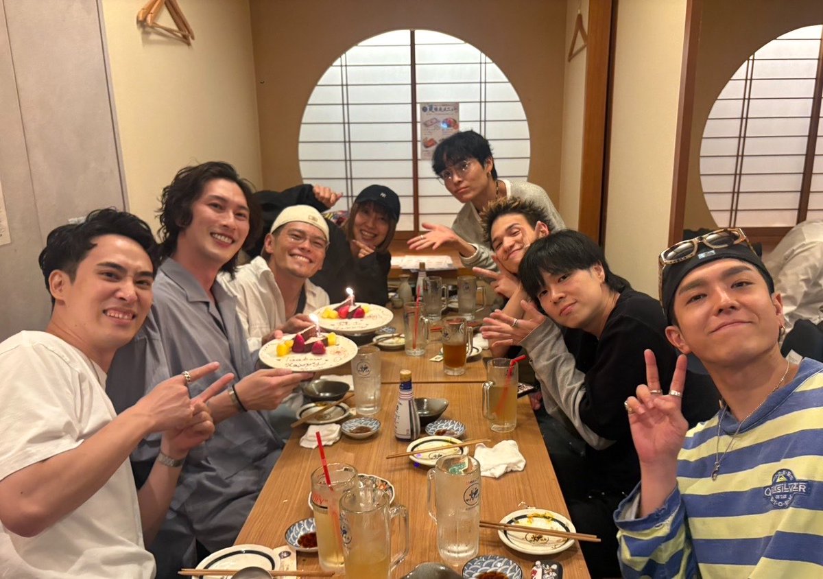 taabow919's tweet photo. Turned 39!🎂✨
⁡
いつも支えてくれるみんな、応援してくれる皆様、本当に感謝です🙇‍♂️
⁡
今年の誕生日は愉快なダンサーのみんながお祝いしてくれました🫶
そして、、本当に特別な経験をさせていただきました！素敵なプレゼントをありがとうございました🥹🙏
⁡
39歳も楽しみながら頑張ります🔥 https://t.co/SH9KcWwJZb