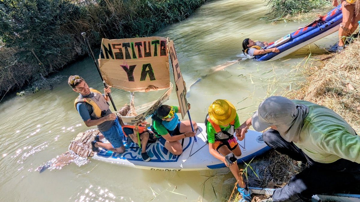 arainfonoticias's tweet photo. Casi 200 barcas convierten el Canal en un río de luchas: “Torrero no rebla”

La XLIV Bajada ha sido una de las más multitudinarias que se recuerdan: cientos de personas, reivindicaciones y más de cuatro horas navegando por la República Independiente de Torrero: https://t.co/l6TndeU6Km

✍️ @igoiz17