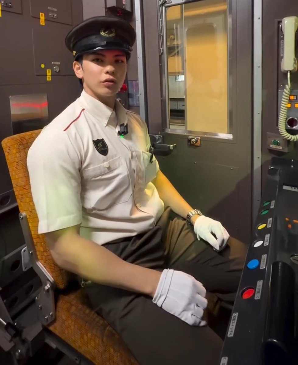 actor_sort's tweet photo. イケメンすぎてバズった
札幌の地下鉄の駅員さんの新作動画上がってた！！ https://t.co/jOsAe7GFWB