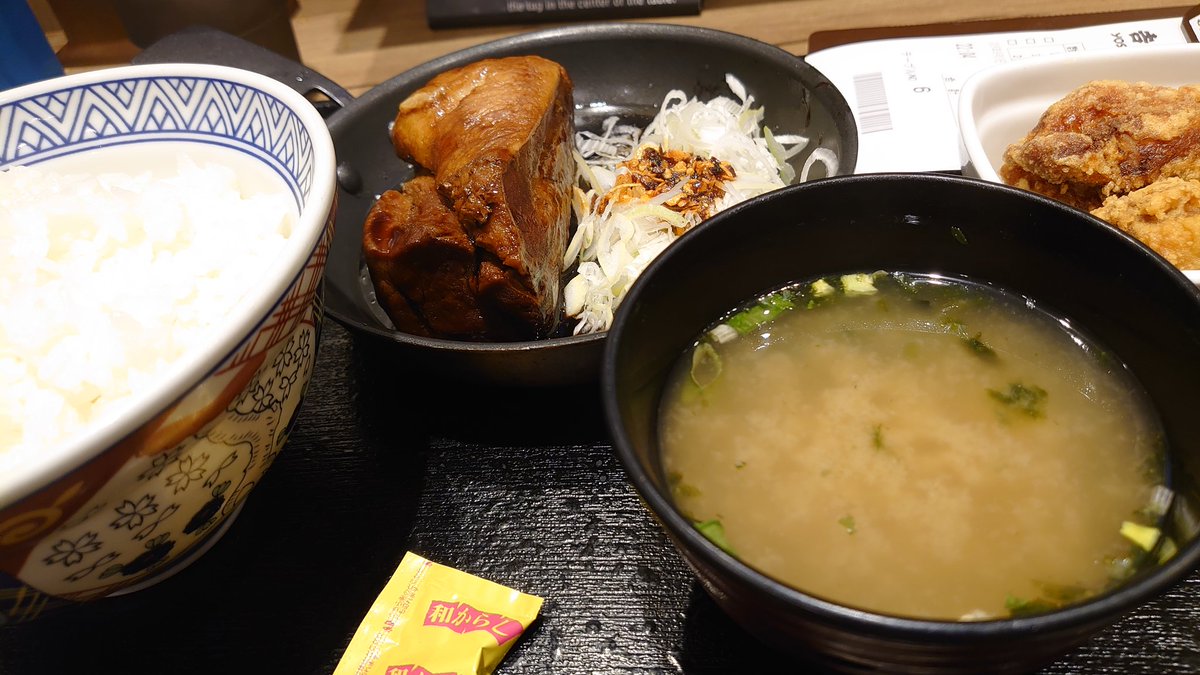 YoRHa_A2B's tweet photo. 吉野家の角煮どうせベーコンみたいなペラペラの肉が出てくるんでしょ？と思いきや肉塊が出てきてたいへん満足。 https://t.co/Q5k2sKQAZI