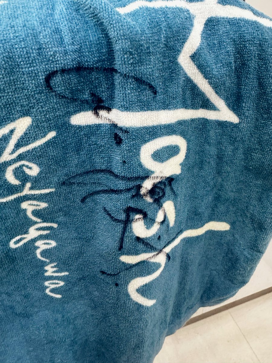a_oo7u's tweet photo. このBlue Mashのタオル(実際見ると2枚目くらい薄い)間違えて持って帰っちゃった人いたら連絡ください！😭一年以上ずっとライブ持ってってて思い入れがあるのでどうしても手元に持っておきたいです、自分の無くなっちゃったよって感じだったらタオルの1枚くらい奢らせてください😭 https://t.co/cNGC0hRmKU