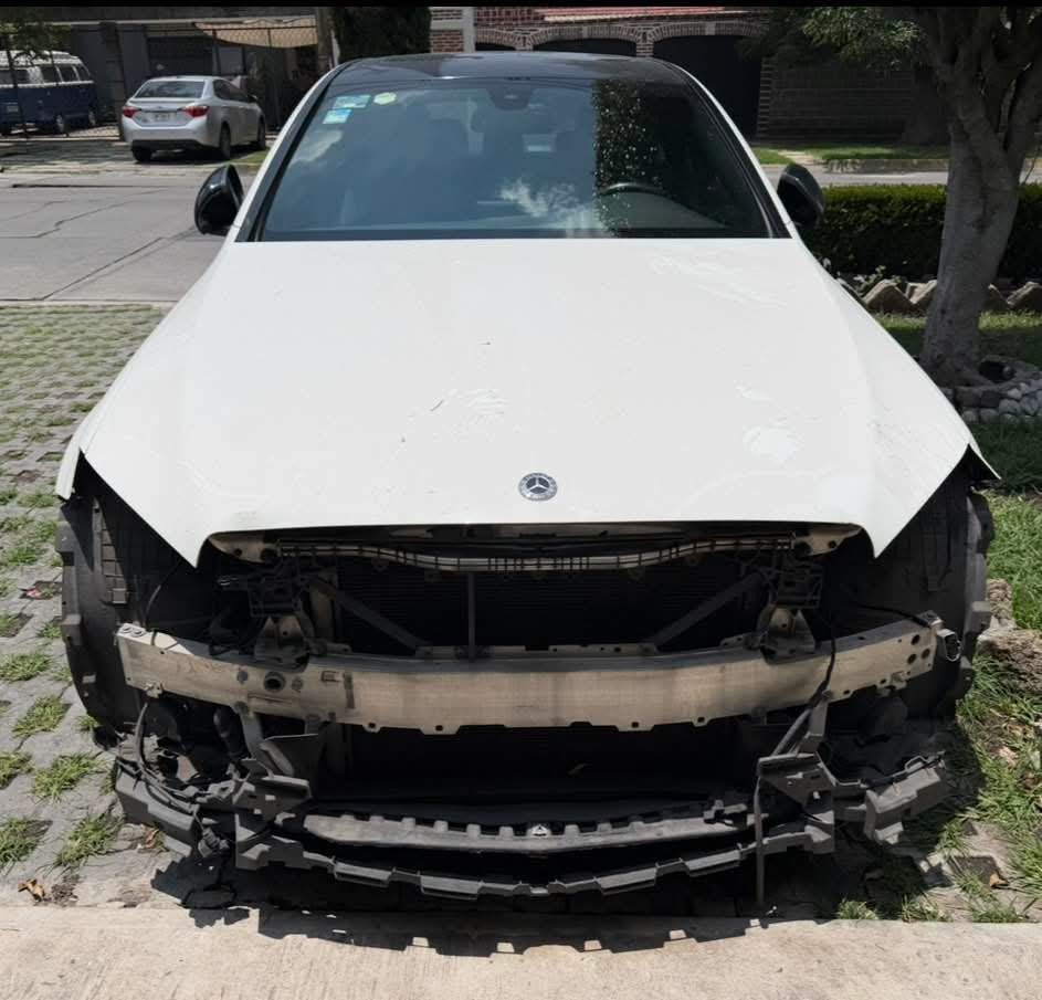 cuartodemillamx's tweet photo. Buenas noches Admin, hace rato vi que subiste una publicación del robo de un de todo el frente de un Marcedes en Atizapán, justo me pasó lo mismo en la Col. Jardínes de Atizapán.
Seguramente son los mismos.
Antes en la colonia se veían patrullas haciendo rondines, ahora nada. https://t.co/IfqvHcZCoi