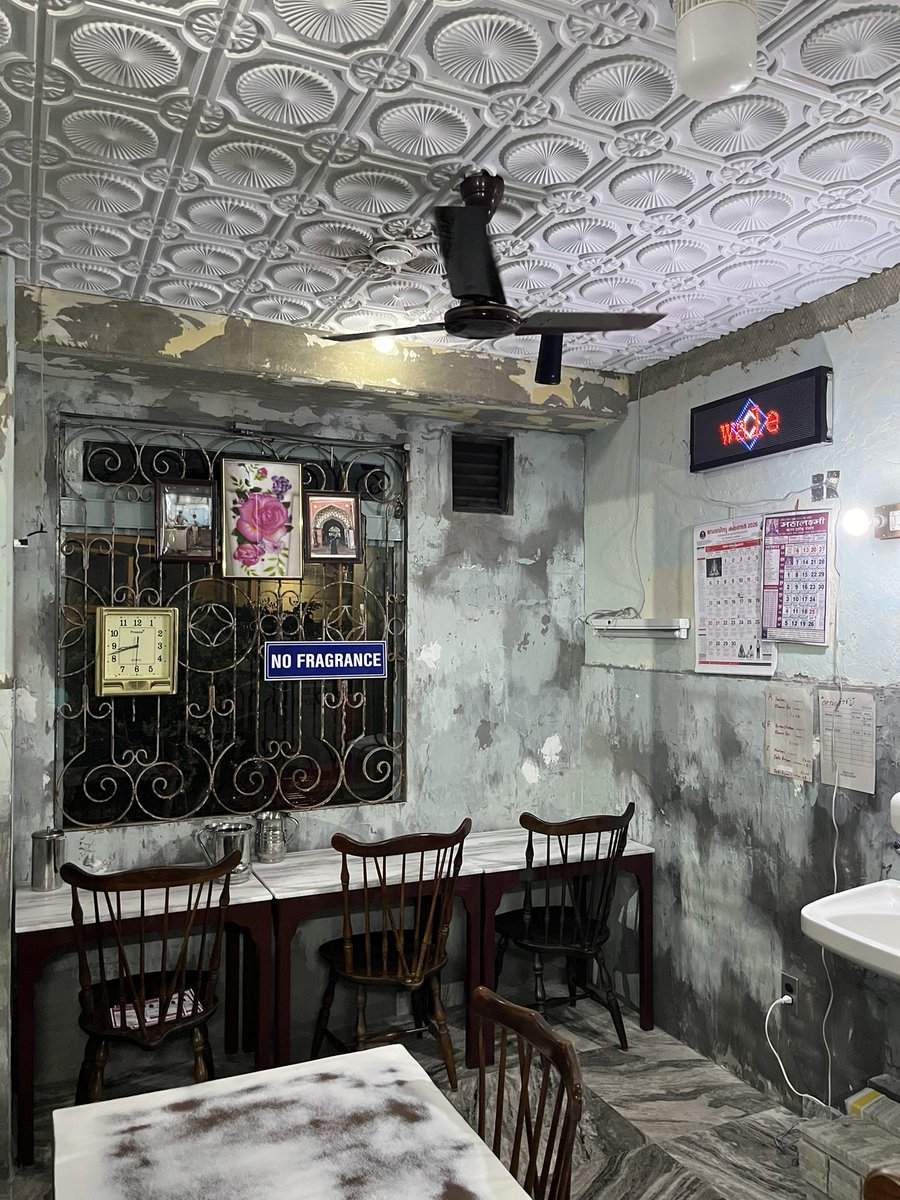 Omoriin's tweet photo. 三軒茶屋のサンバレーホテル行ってきた。ワインボトルで空けたので結構ベロベロになってしまった。内装思ったよりインドの鄙びた食堂だったが、流石に手食してる人はいなさそうだった。二郎みたいな拘りの強いタイプの店かと思いきや、店員さん優しかった！ミールスの日にまた行きたい（美味かった！） https://t.co/xxMUoGZsP4